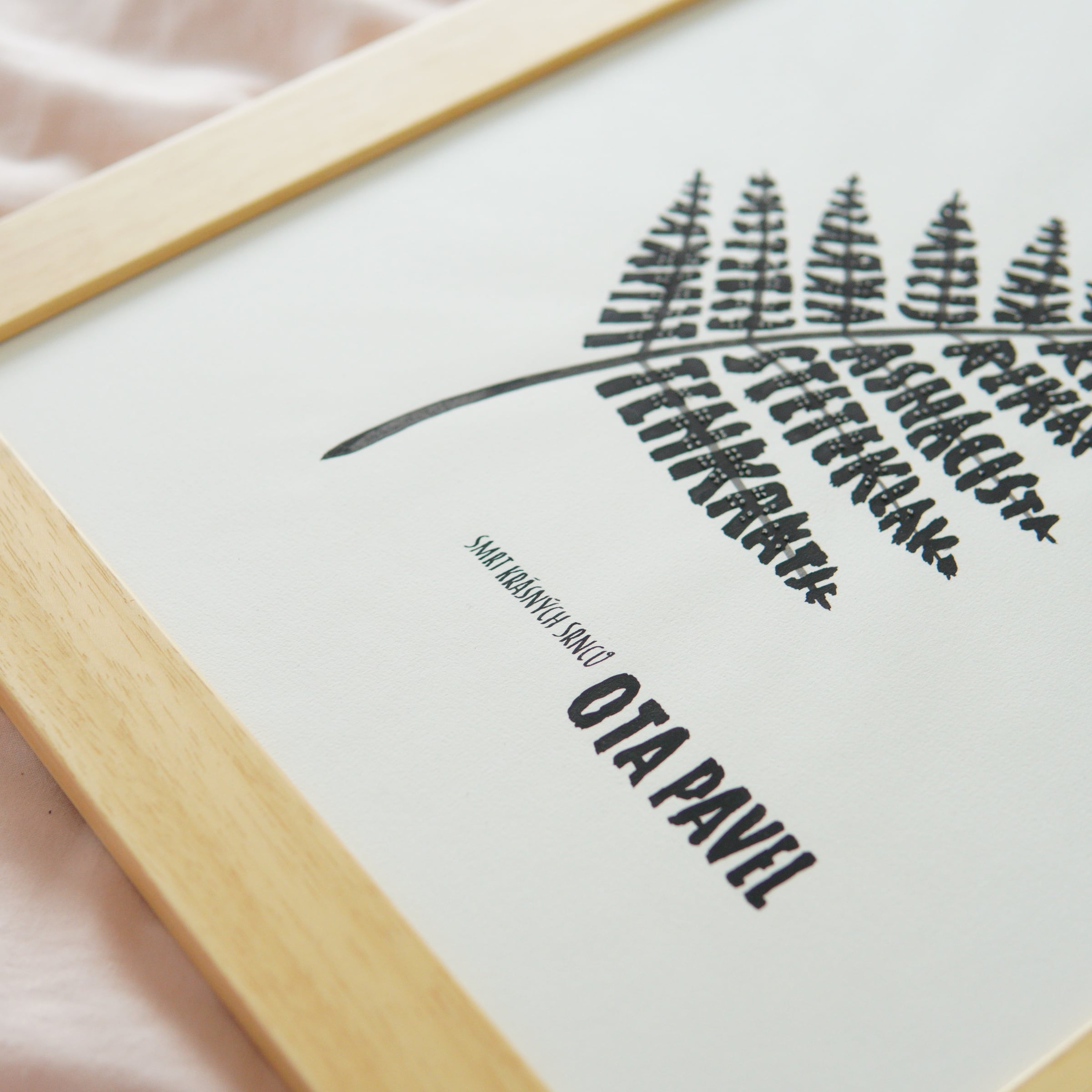 Zarámovaná kapradina složená z ručně psaných slov, vedle ní nápis Smrt krásných srnců, Ota Pavel.