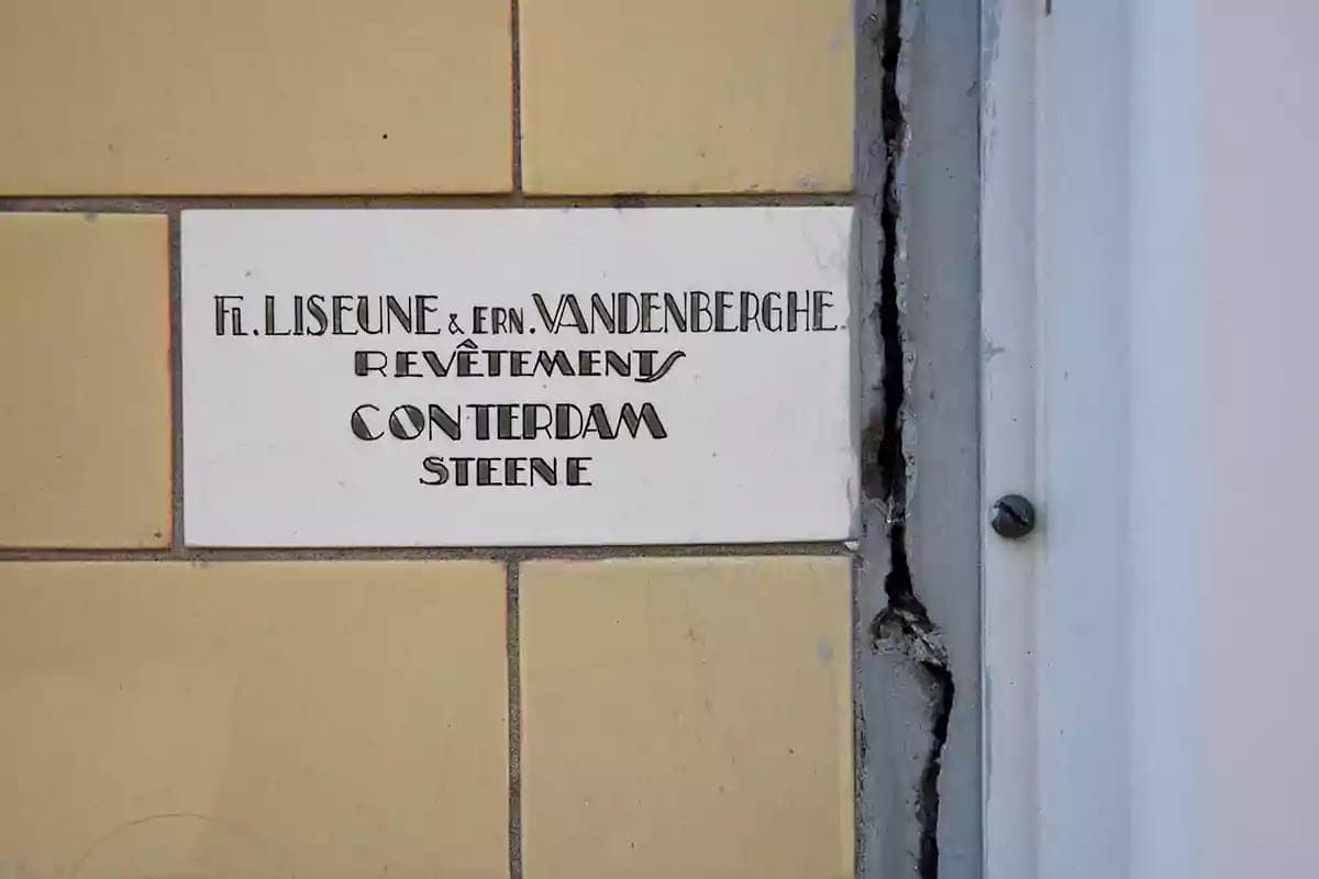 Kachel s art deco nápisem Liseune & Vandenberghe Revêtements