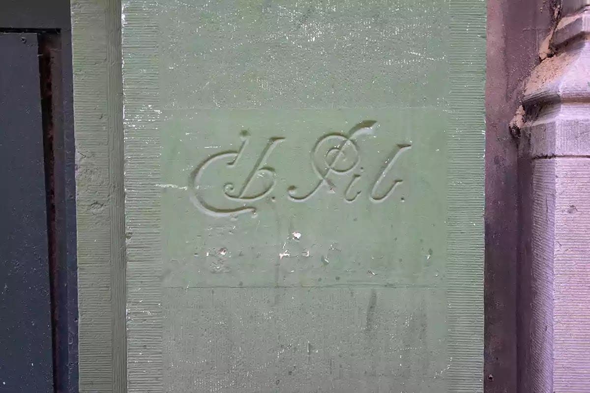 Tesaný podpis architekta Ch. Pil na zeleném kameni