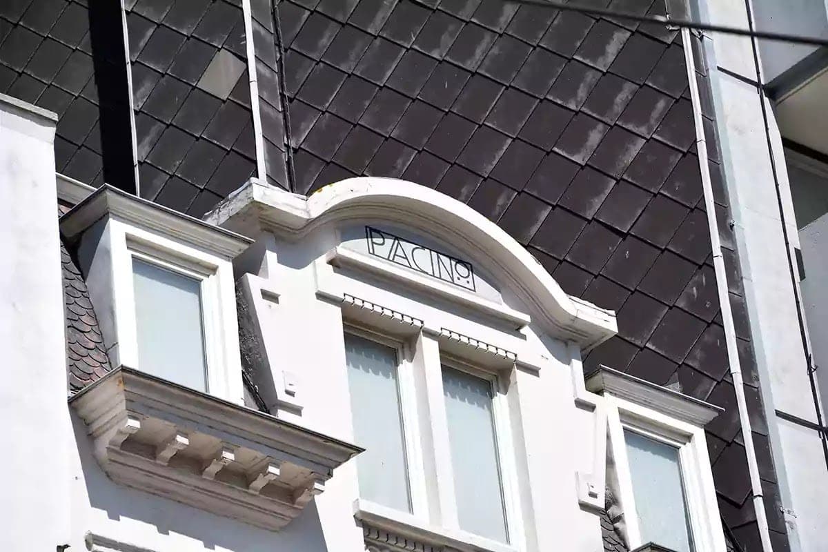Art deco nápis Pacino ve štítu nad oknem
