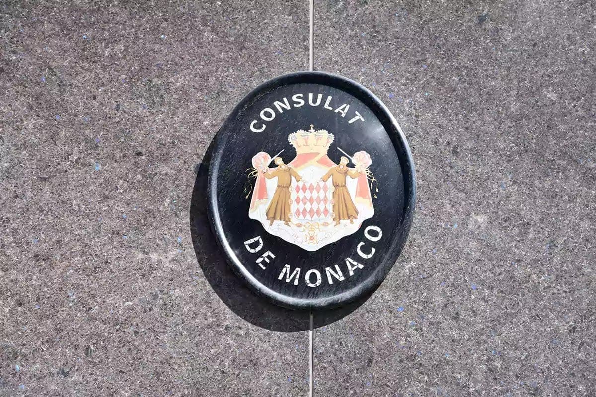 Oválný štít Consulat de Monaco se znakem Monaka