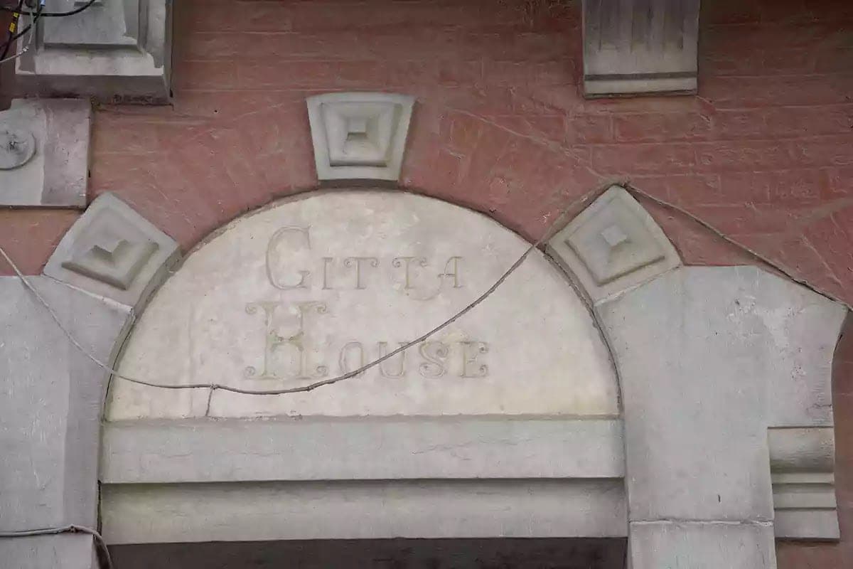 Tesaný nápis Citta House v kamenném oblouku nad dveřmi