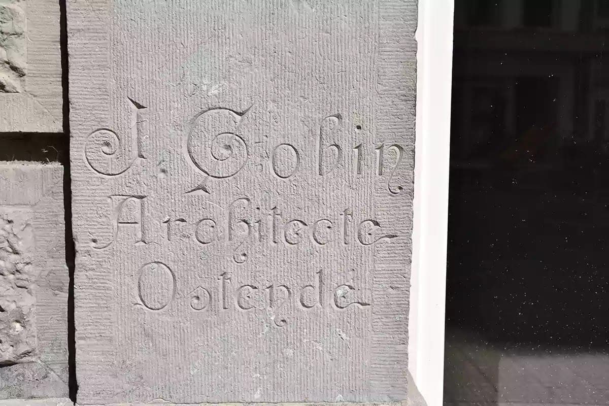 Ozdobně tesaný podpis architekta s nápisem Architecte Ostende