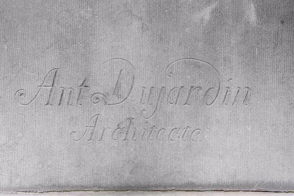 Detail tesaného podpisu Ant. Dujardin Architecte