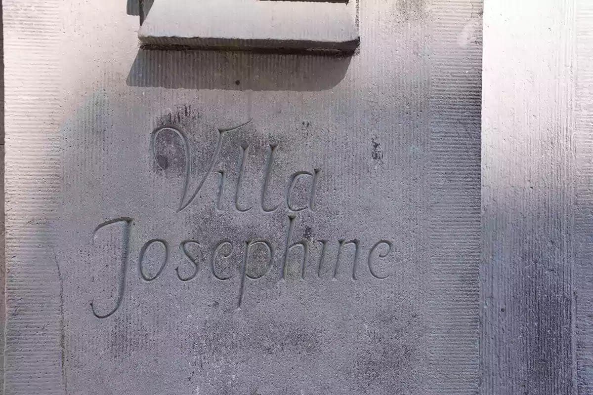 Tesaný nápis Villa Josephine v kamenném pilíři