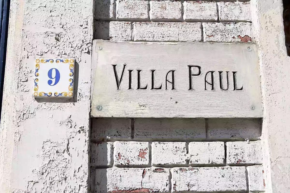 Tesaný nápis Villa Paul a kachel s číslem 9