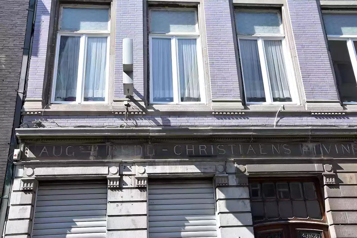 Kamenný nápis Augst Pedd-Christiaens nad přízemím domu