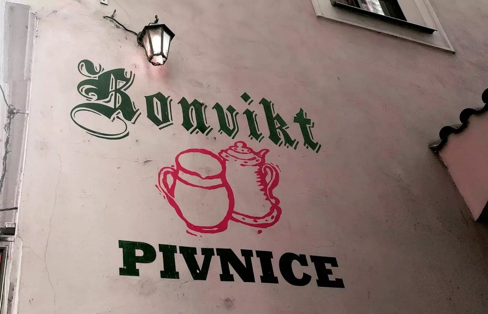 Nápis Konvikt pivnice lomeným písmem na fasádě