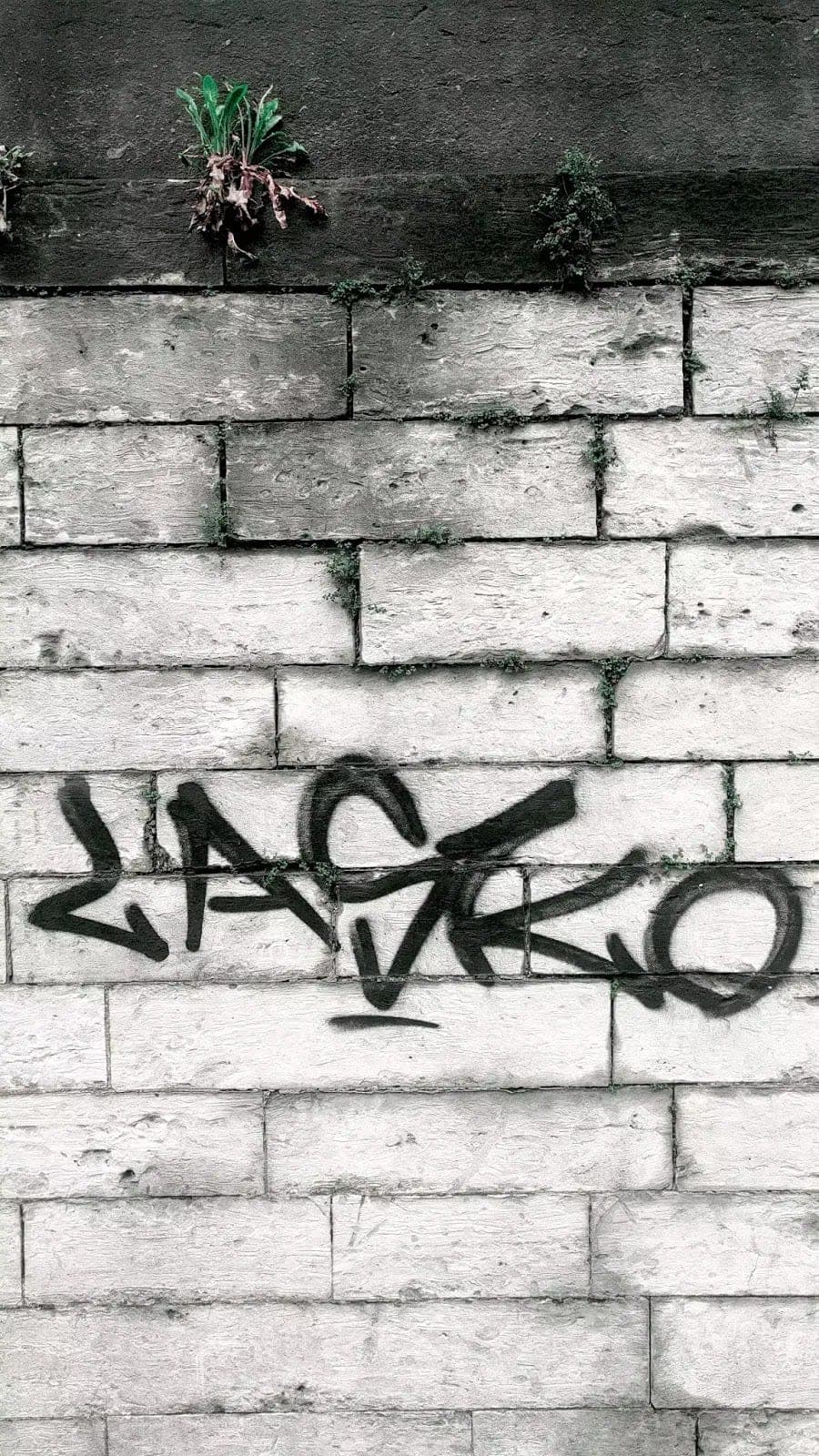 Graffiti tag sprejem na zdi z kamenných kvádrů