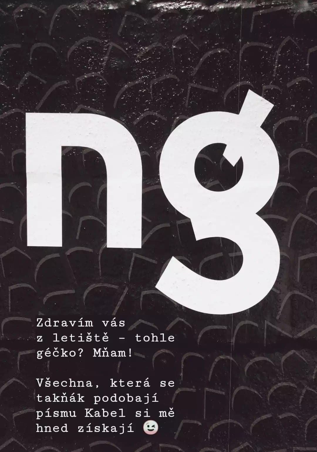 Velké ng na letištním plakátu připomínající písmo Kabel