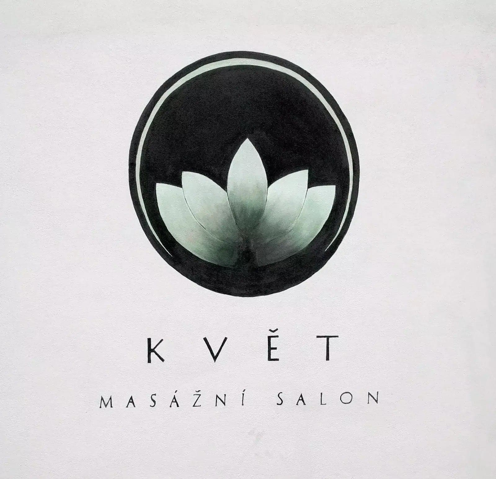 Ručně malované logo Květ masážní salon na zdi