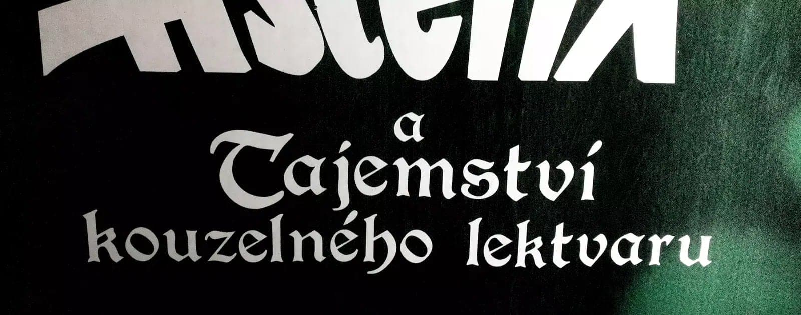 Plakát Asterix a tajemství kouzelného lektvaru s ozdobným písmem