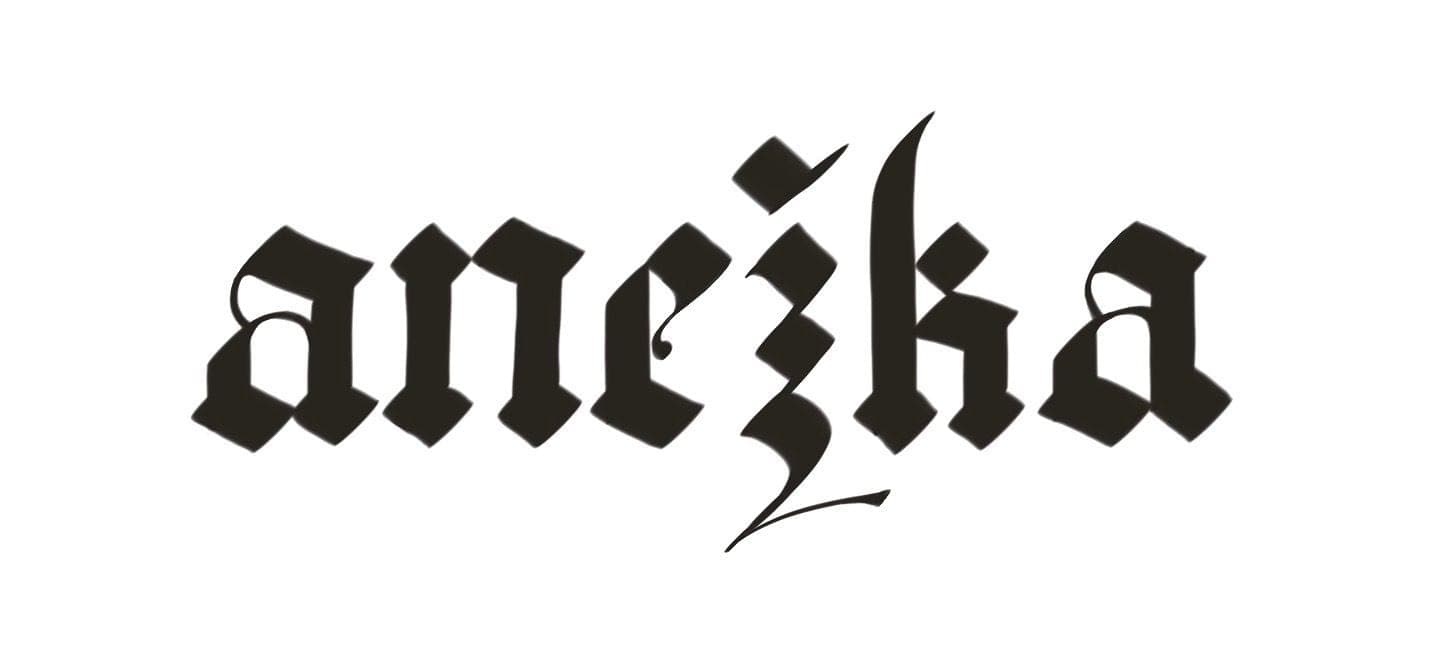 Podpis Anežky gotickou texturou