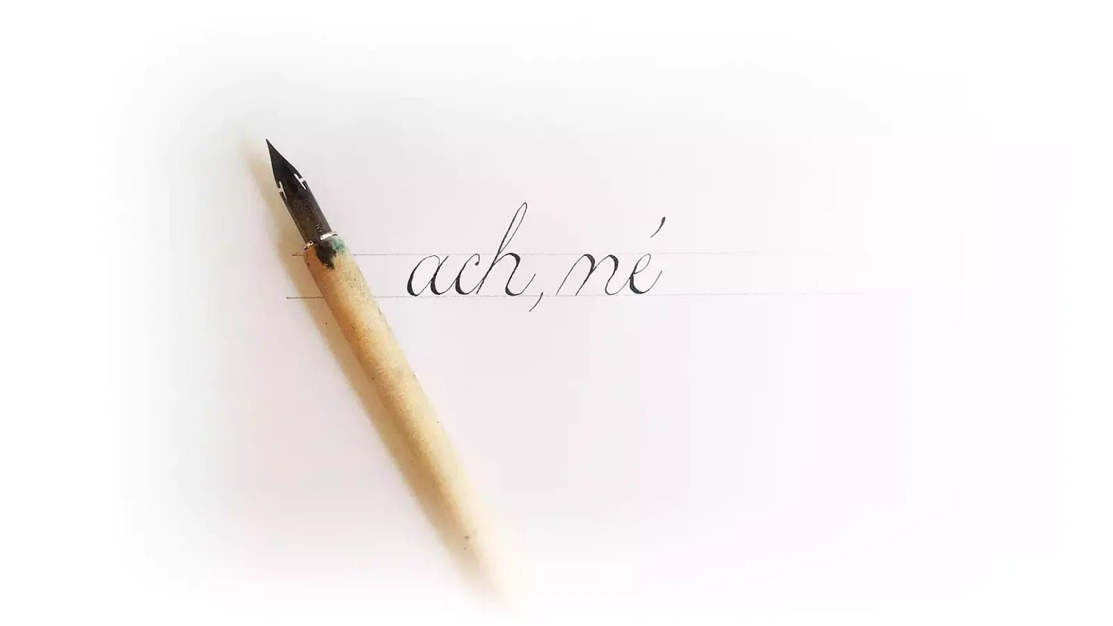 Slova „ach, né“ s násadkou mířící mimo sklon písma